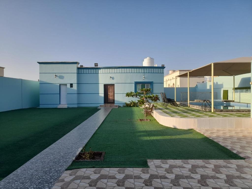 アル・ハッドにあるVilla 94 Ras Al Haddの青い建物