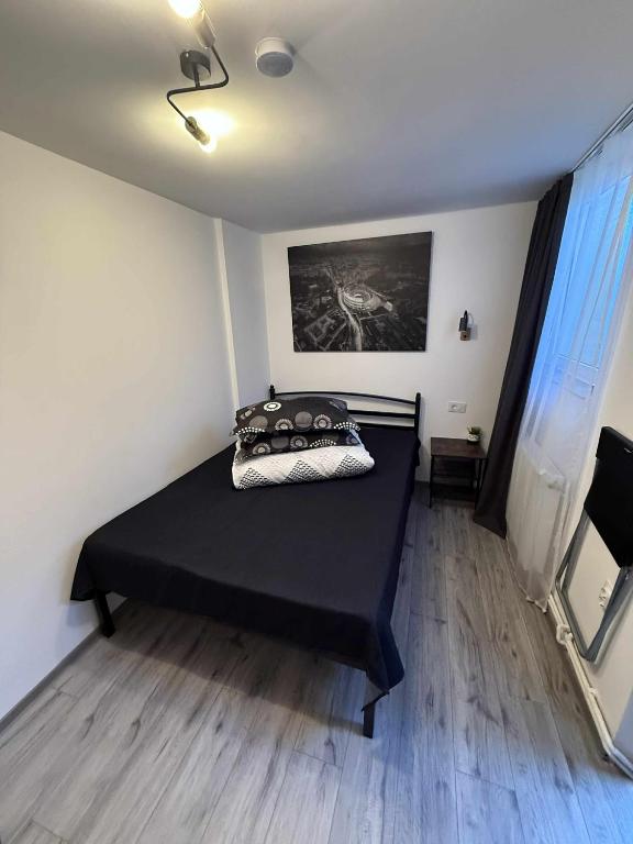 
Queen Room with Shared Bathroom
