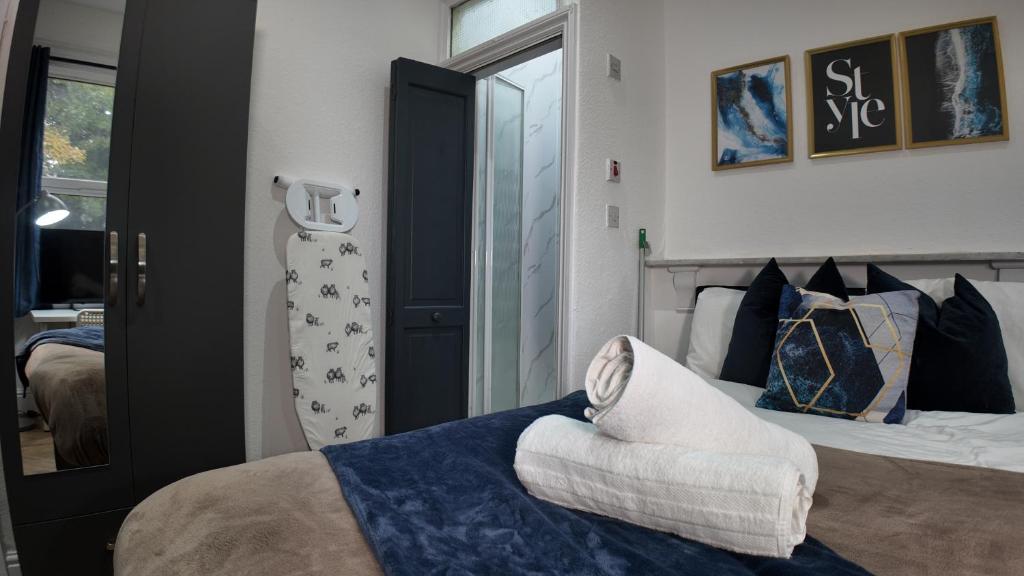 バーミンガムにあるCharming Studio in the heart of birminghamの青い毛布が掛けられたベッドのある寝室