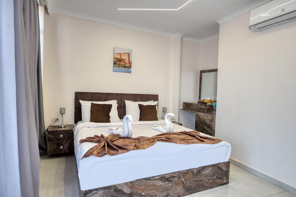 Shadow Pyramids INN - Deluxe Double Room With Balcony