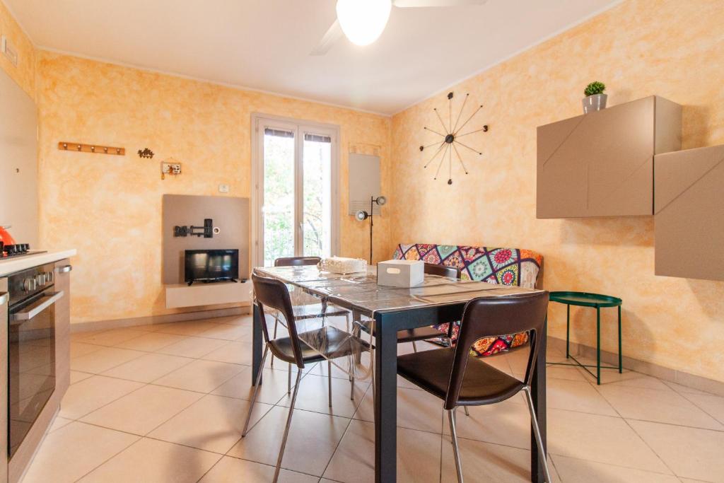 eine Küche und ein Esszimmer mit Tisch und Stühlen in der Unterkunft La casa di Graziella in Casa Boulogne
