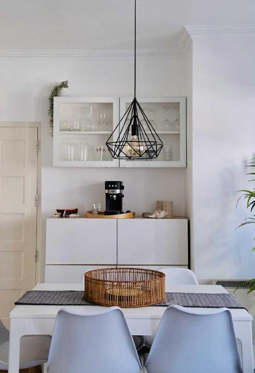 een eetkamer met een tafel en stoelen bij Maresia Baleal House in Baleal