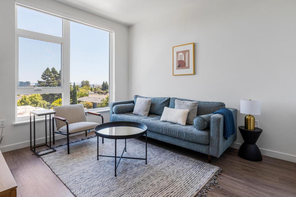 ベルモントにあるBlueground Belmont pool nr Coyote Point SFO-1919のソファとテーブルのあるリビングルーム