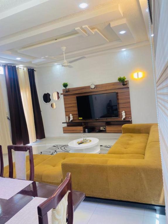 Televisyen dan/atau pusat hiburan di Fly voyage hébergement