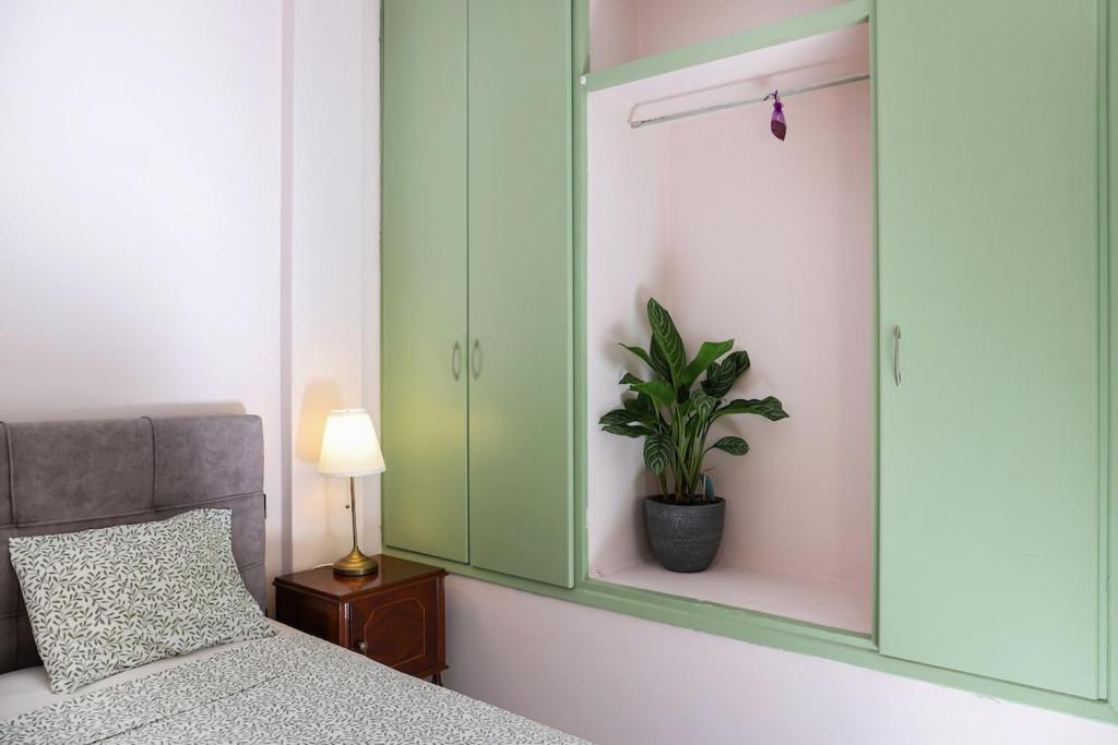 Imagine din galeria proprietății Adorable Jacuzzi flat in the most alive Athens! în Atena