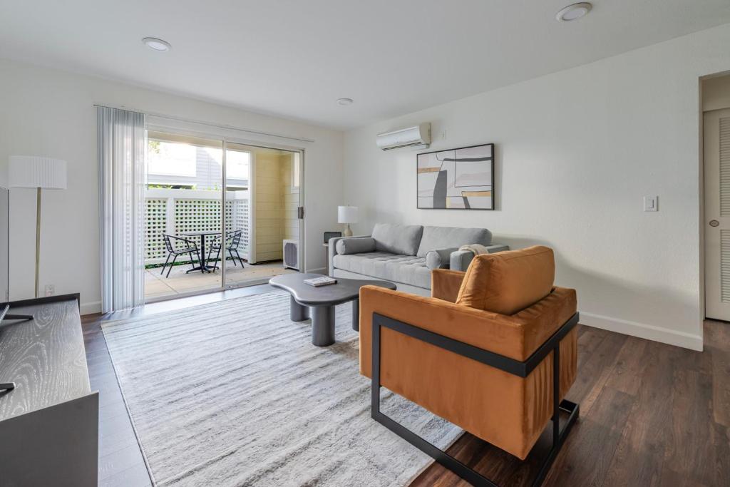 Χώρος καθιστικού στο Blueground Santa Clara pool nr Central Park SFO-2046