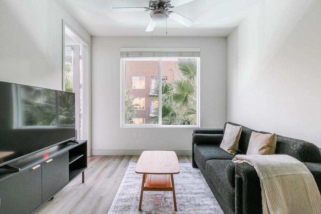 Galeriebild der Unterkunft Blueground East Industrial pool nr Lake Elizabeth SFO-2074 in Warm Springs District