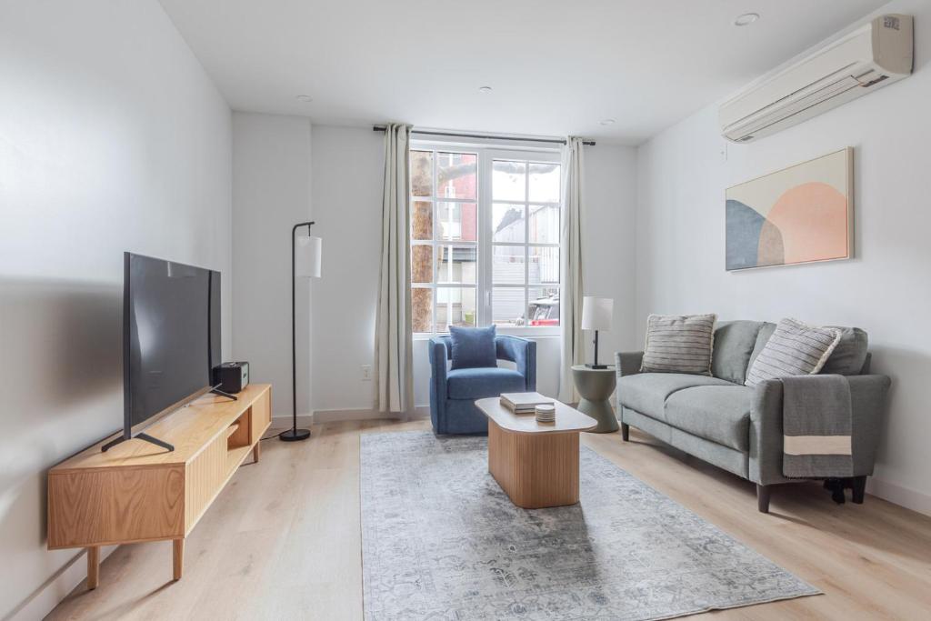 TV a/nebo společenská místnost v ubytování Blueground Vinegar Hill rooftop nr Brooklyn Bridge NYC-2111