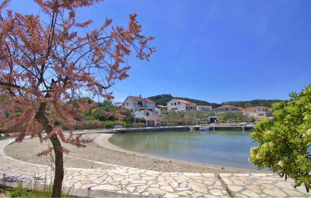 a body of water with a beach and houses at Beautiful Apartment In Lukoran With Wifi in Lukoran