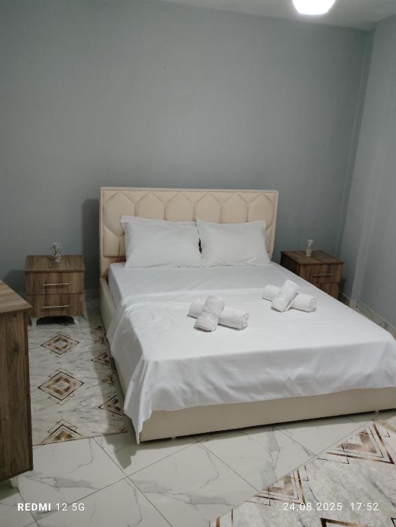 ein Schlafzimmer mit einem Bett mit zwei Handtüchern darauf in der Unterkunft Vila Marini in Lin