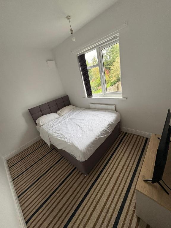 Un dormitorio pequeño con una cama y una ventana. en WOLVES Stay, en Wolverhampton