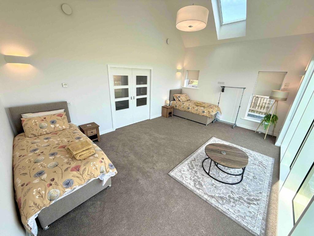 une chambre avec un lit et une table dedans dans l'établissement Isles View, Luxury Modern Spacious Villa in Kirkwall, à Orkney