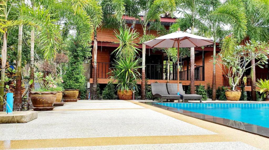 Bazén v ubytování Palmthien Pool Villa Aonang nebo v jeho okolí