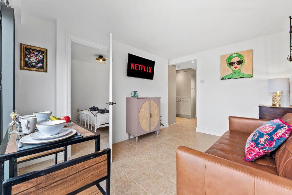 una sala de estar con un sofá y una mesa en Near Warwick Hospital, Cozy Studio, Free Parking, en Warwick