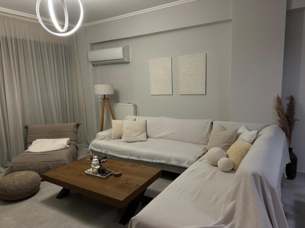 Ruang duduk di Luxury apartment in Elefsina 2