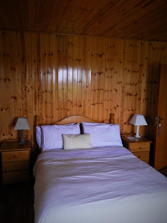 Postel nebo postele na pokoji v ubytování Doolin House
