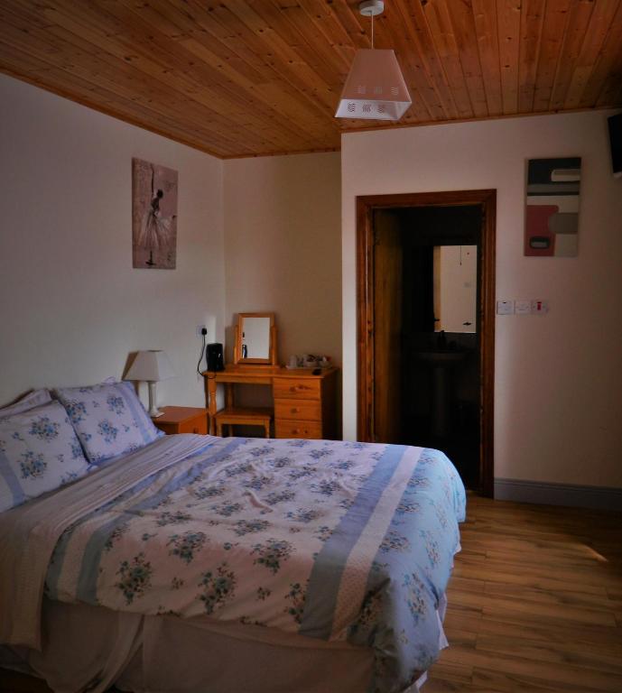 Postel nebo postele na pokoji v ubytování Doolin House