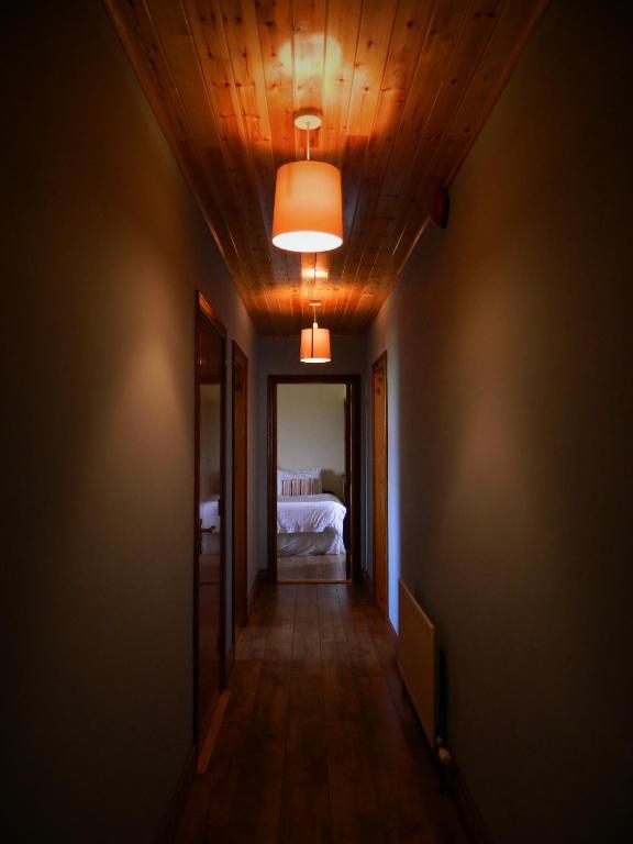 Postel nebo postele na pokoji v ubytování Doolin House