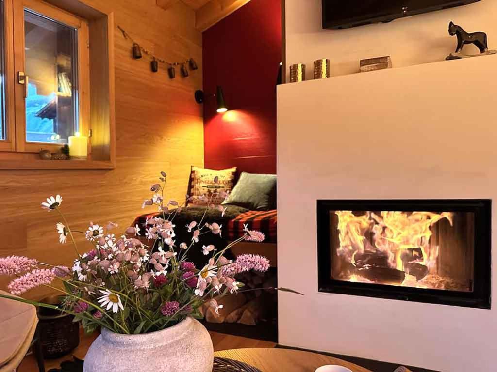 a living room with a fireplace and a couch at BLUE ALPINE Lodge bis 6 Gäste, Cheminée, 400 m zum Skilift in Sedrun