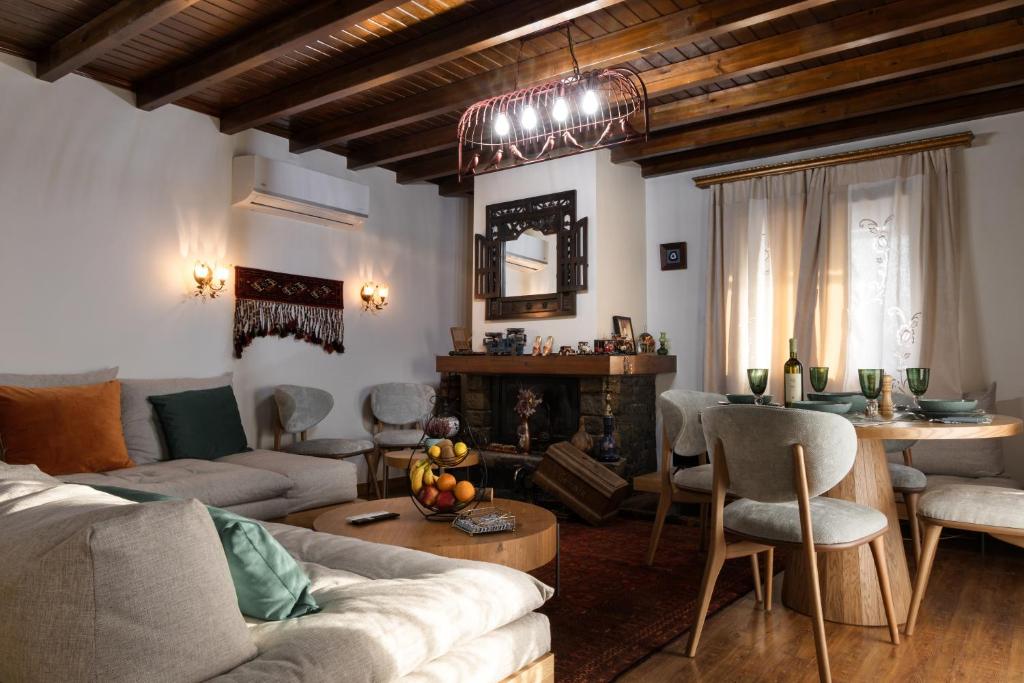 ein Wohnzimmer mit Sofa und Tisch in der Unterkunft illia in Maroneia