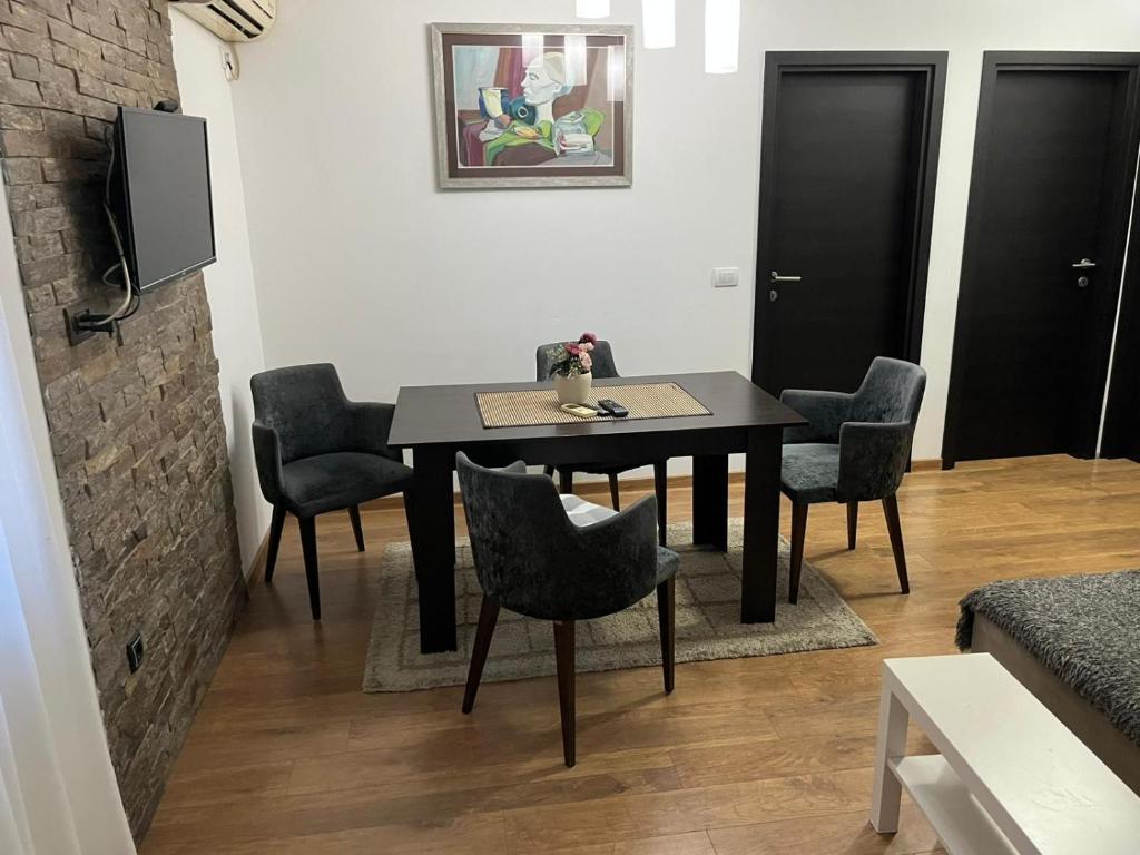 Un lugar para sentarse en 2BR Apartment Gaga near Airport W Free Private Parking