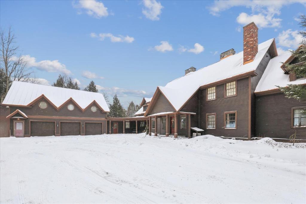 una casa grande con nieve en el suelo en Nine Hearths Estate, en Stowe
