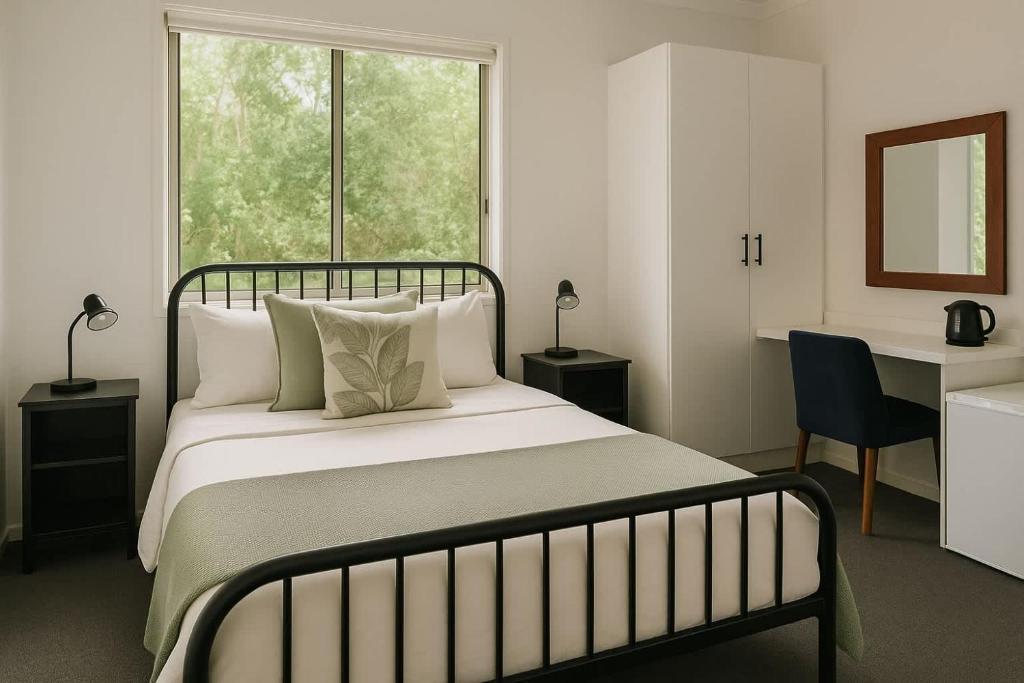 Postel nebo postele na pokoji v ubytování Tranquil Queen Room & Pool