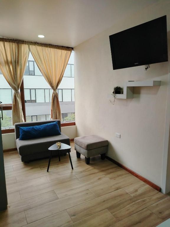 TV a/nebo společenská místnost v ubytování Departamento completo en Cuenca Ecuador