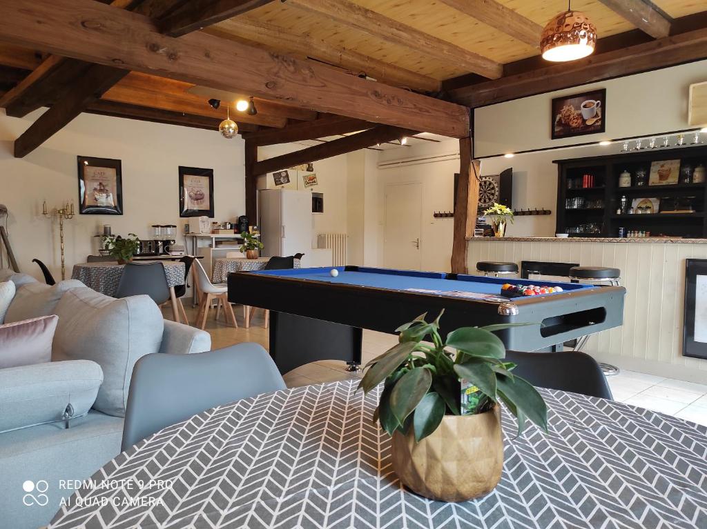 a living room with a pool table in it at Loft in Brizambourg