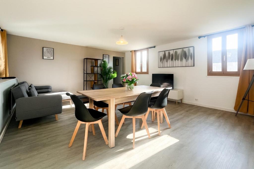 Bel appartement lumineux - quartier La Doutre - 4 personnes - في أنجيه: غرفة معيشة مع طاولة وكراسي خشبية