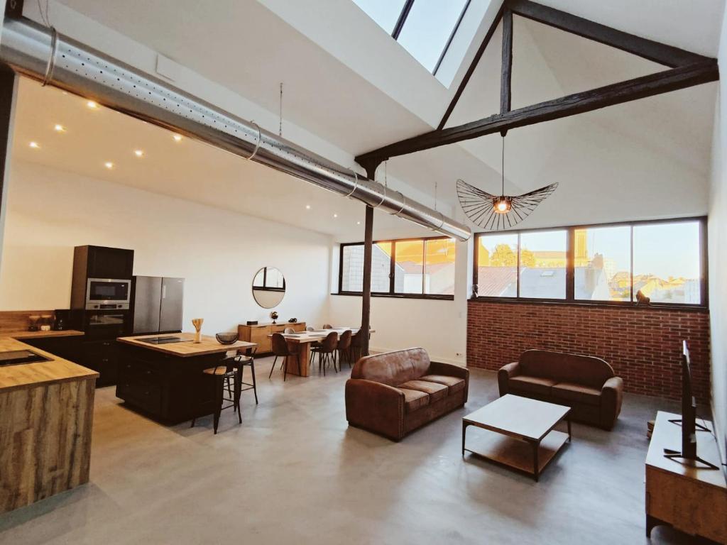 Posezení v ubytování APPARTEMENT 4 CHAMBRES loft industriel