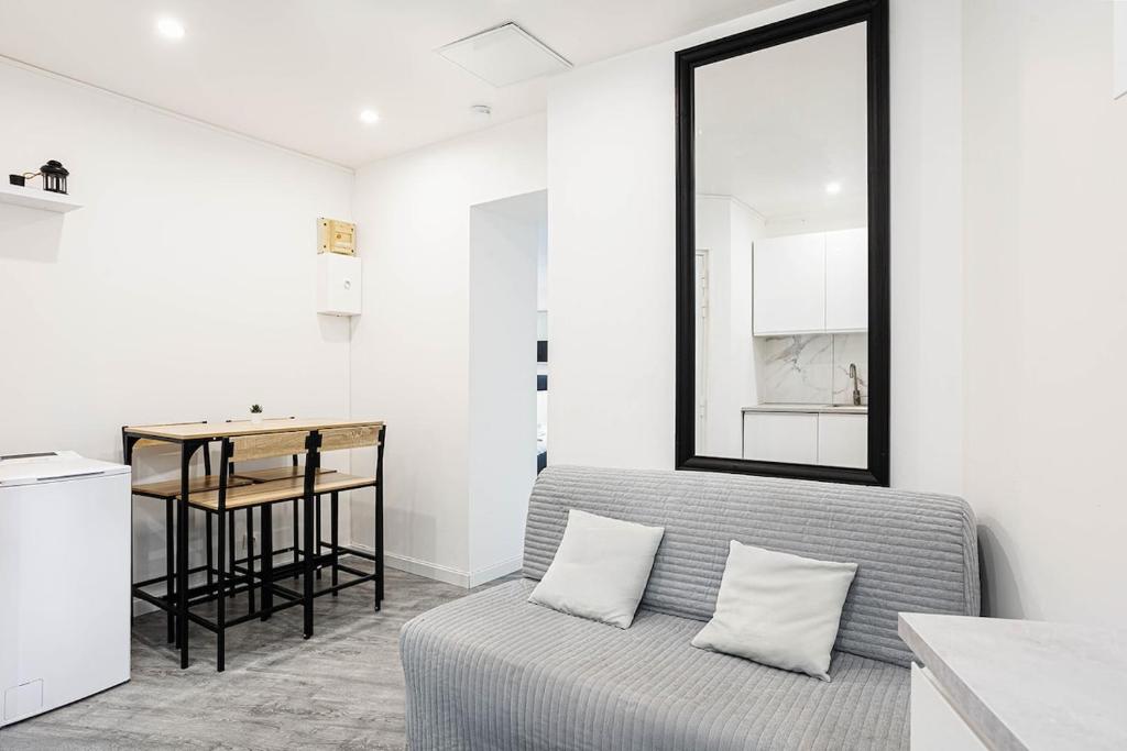 Kuchyň nebo kuchyňský kout v ubytování Charming 1-Bedroom Apartment Near Paris