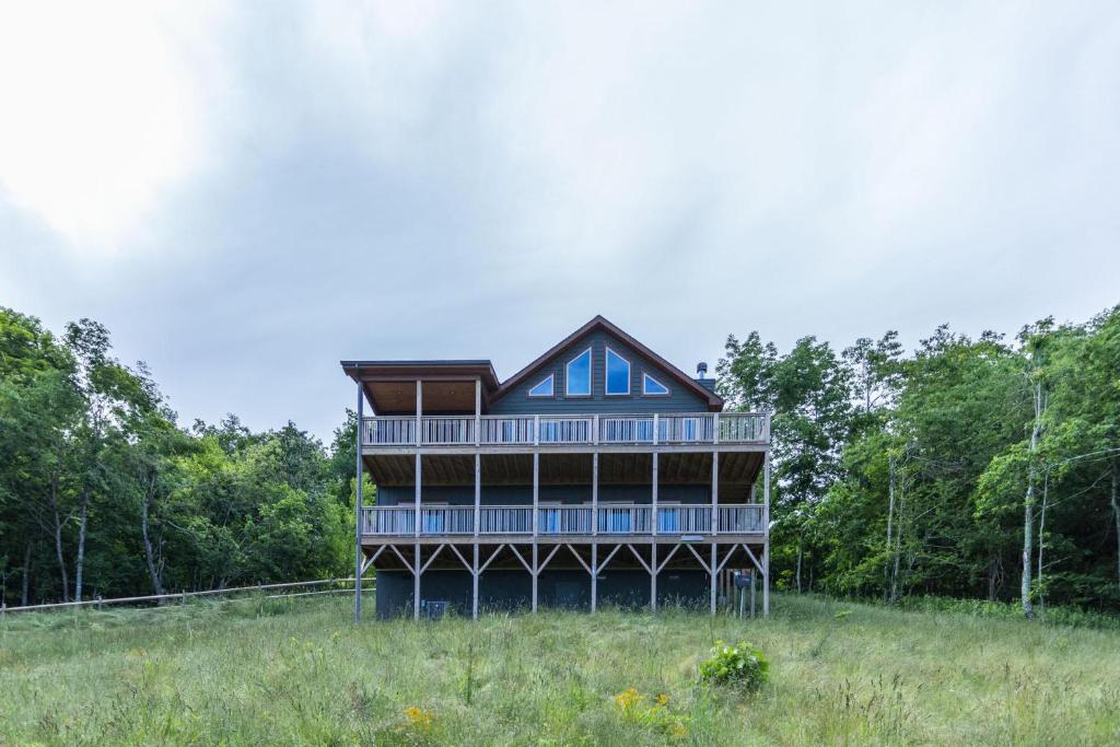 una casa en la cima de una colina con árboles en 4330 Elevation, en Boone