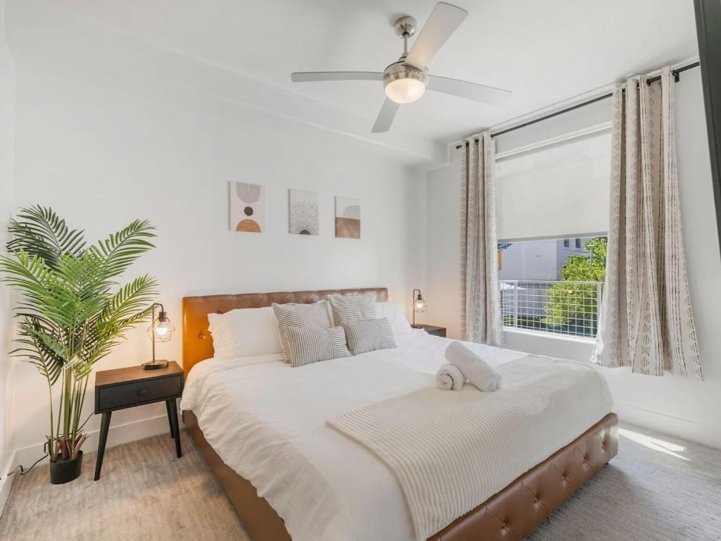 Postel nebo postele na pokoji v ubytování DT SLC - King Bed - Gym - Parking - Walk Score 90