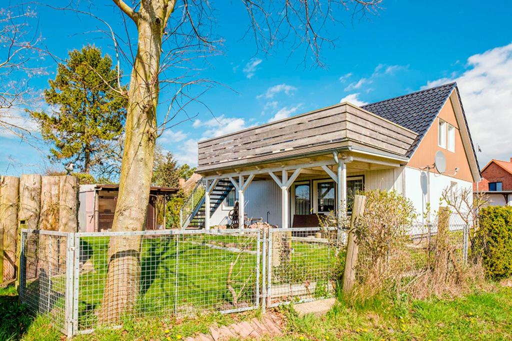 PruchtenにあるFerienwohnung Palmの塀と木のある家