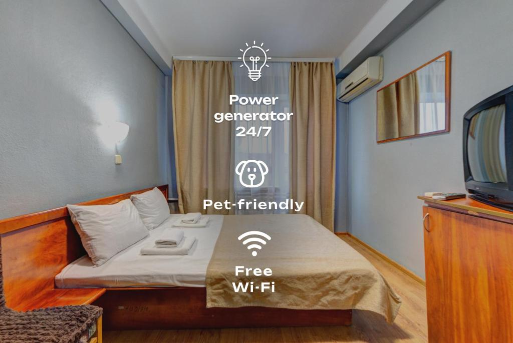 ein Zimmer mit einem Bett und einem Schild mit der Aufschrift „Stromgeneratorfreundlich“ in der Unterkunft Holosiyvsky Hotel in Kiew