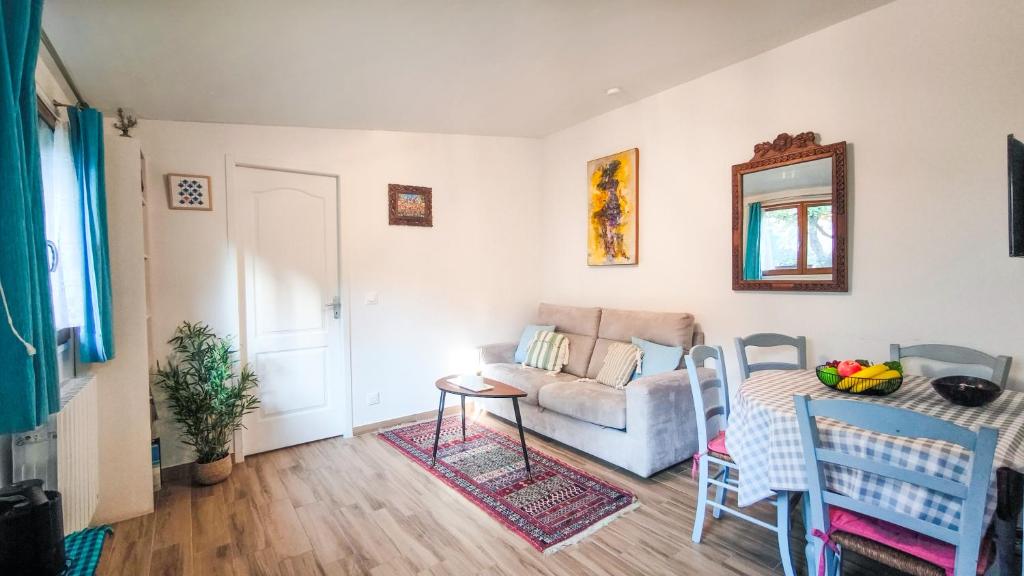 ein Wohnzimmer mit Sofa und Tisch in der Unterkunft Adorable Maison T2 au calme - Proche RER & commodités - Champigny-sur-Marne in Champigny-sur-Marne