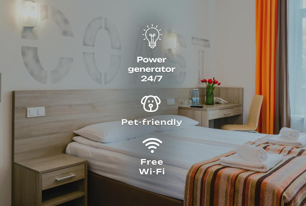 Una cama o camas en una habitación de PracticOtel