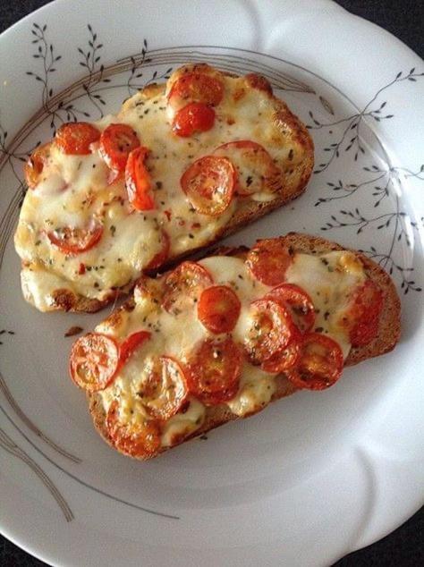 twee stukken pizza op een wit bord bij Hollylov 