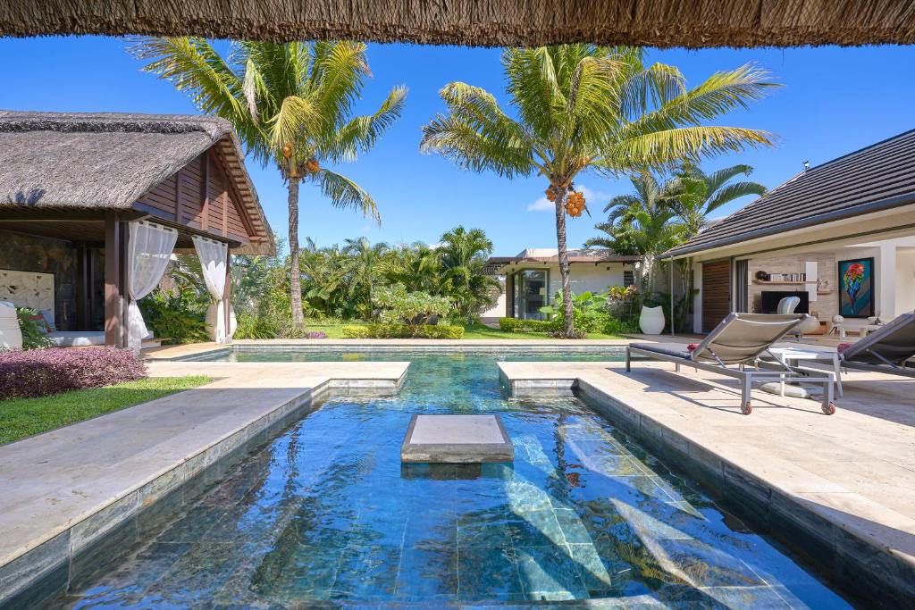 La alberca dentro o cerca de Luxe tropical villa