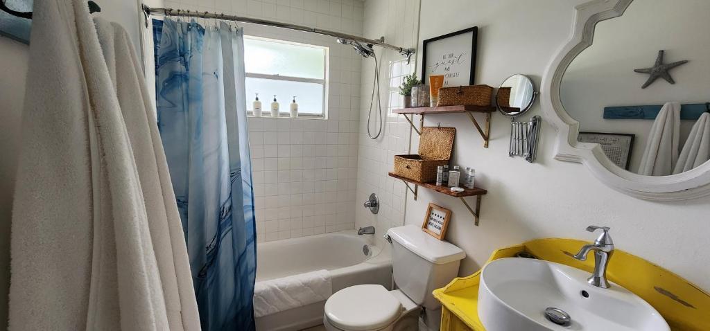 a bathroom with a sink and a toilet and a tub at Crystal Blue Haven in Crystal River