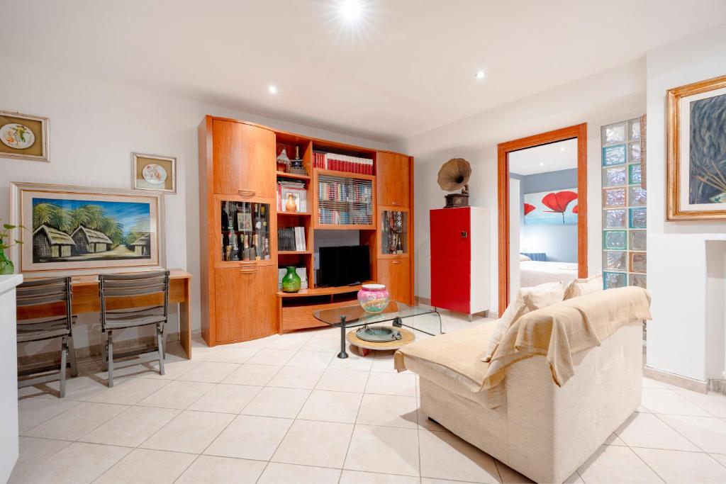 una sala de estar con un sofá y una mesa en Dj Center Class, en Bari