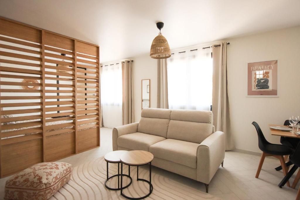 un salon avec un canapé et une table dans l'établissement Le Soy'ô - Parking - Mairie - Angoulême à 10 min, à Soyaux