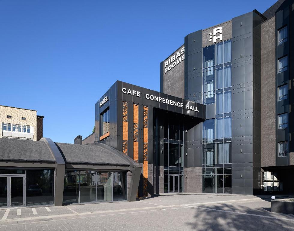 un edificio con una sala de conferencias puerta delante de él en Ribas Rooms Bila Tserkva, en Bila Tserkva