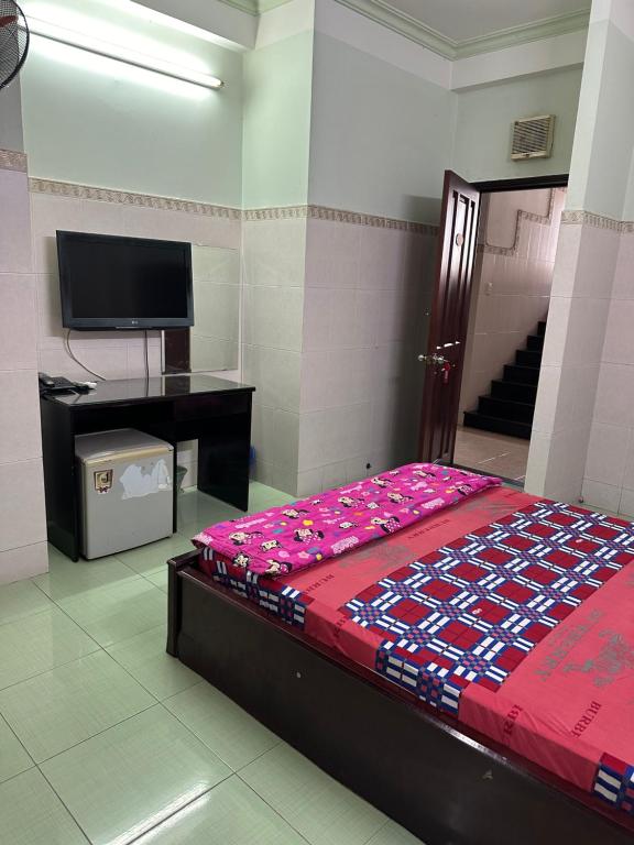 سرير أو أسرّة في غرفة في Giang Phuoc Hung hotel