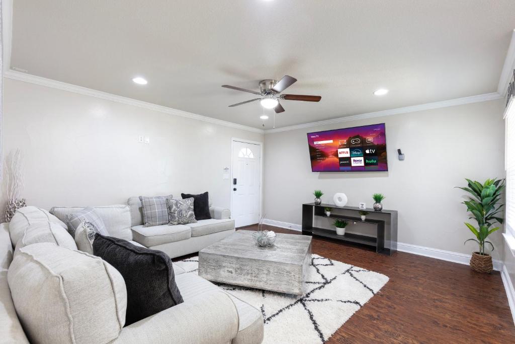 Posezení v ubytování Walk to AT&T Stadium! Globe Life Park Texas Live! King Bed