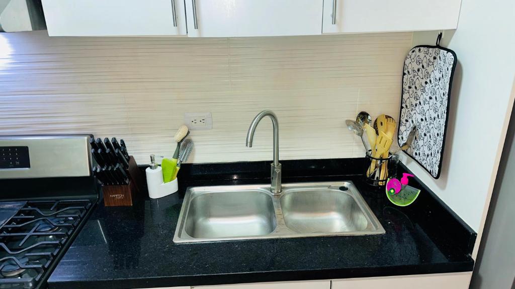 una encimera de cocina con fregadero en una cocina en green oasis vacation retreat, en La Grúa