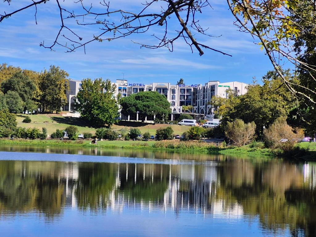 a view of a lake with buildings in the background at Couleur océan in Saint-Paul-lès-Dax