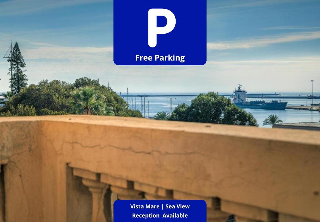 une affiche pour le stationnement gratuit avec une photo d'un port dans l'établissement Onlyrooms IV - Sea View & Free Parking, à Cagliari