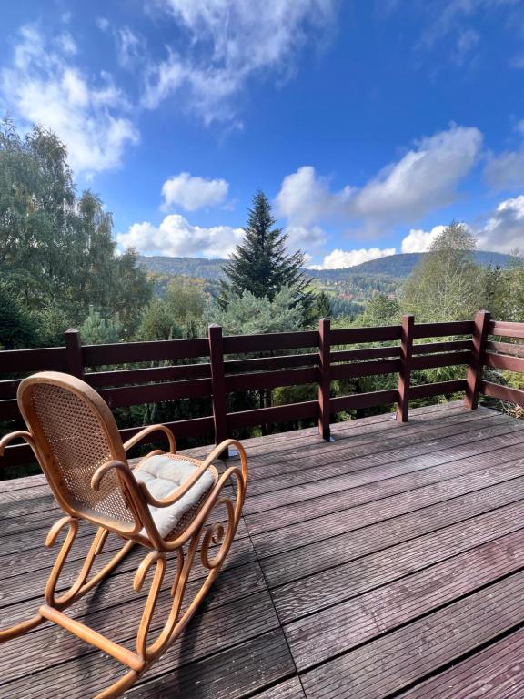 Nespecifikovaný výhled na hory nebo výhled na hory při pohledu z prázdninového domu